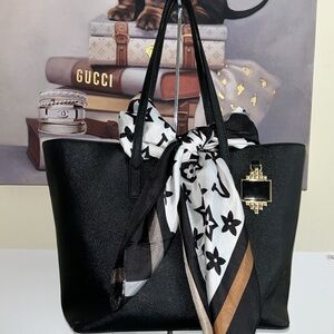 4. Marc Jacobs Tote - Excellent